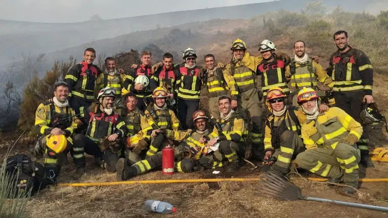 Bomberos han acudido a trabajar en la extinción de los incendios de León.
- BOMBEROS DE NAVARRA
