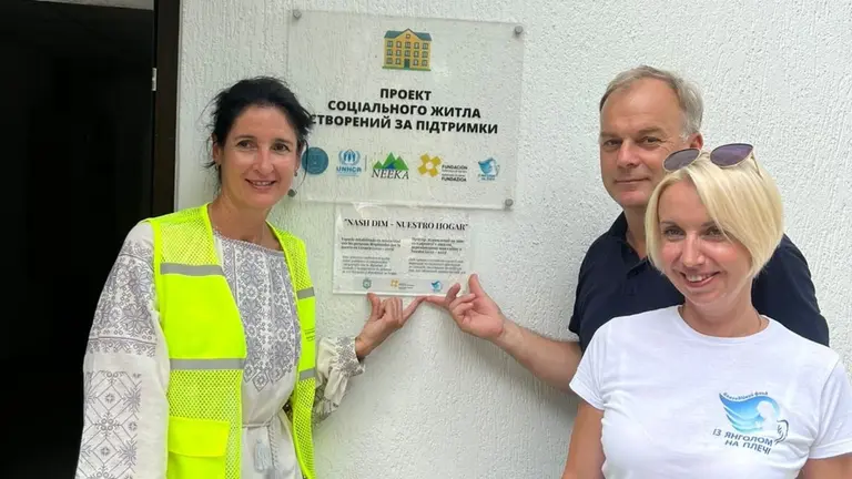 I-D: Isabel Iturrioz, presidenta de la Fundación Enfermeras de Navarras; el teniente de alcalde del municipio de Horodok y la representante local de la ONG 'Con un ángel en el hombro', visitan apartamentos para desplazados en ucrania.
FUNDACIÓN ENFERMERAS DE NAVARRA