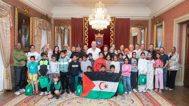 Imagen de familia de la recepción de los niños saharauis en Pamplona. AYUNTAMIENTO DE PAMPLONA