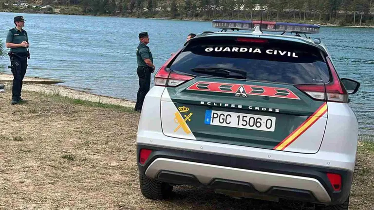 Agentes de la Guardia Civil en el embalse de Nagore, donde ha aparecido el cadáver. GUARDIA CIVIL