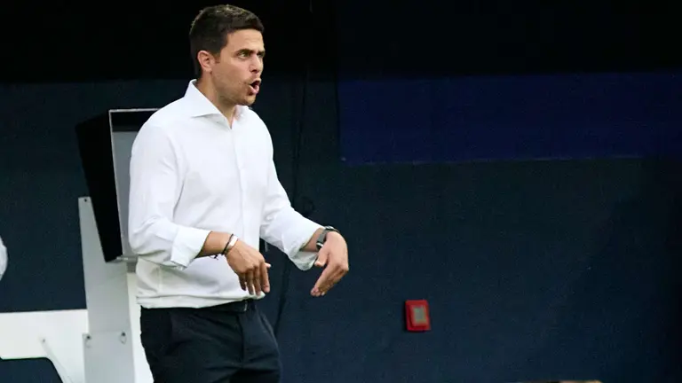 Alessio Lisci (entrenador CA Osasuna) durante el partido de La Liga EA Sports entre CA Osasuna y Valencia CF disputado en el estadio de El Sadar en Pamplona. IÑIGO ALZUGARAY