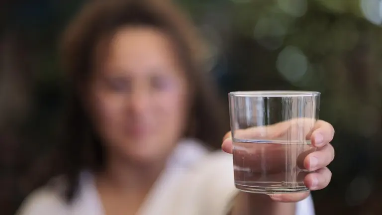 Los expertos recuerdan la importancia de escuchar al cuerpo y beber cuando tengamos sed.  CLÍNICA UNIVERSIDAD DE NAVARRA