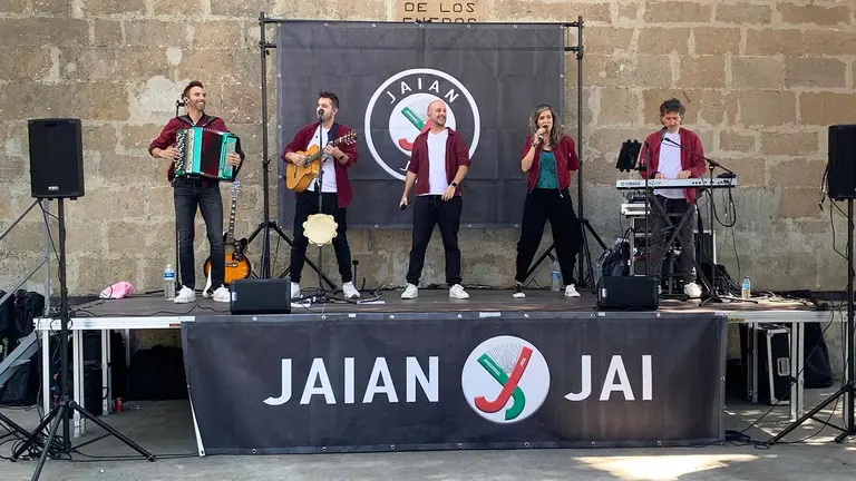 Los cinco componentes de la banda Jaian Jai en plena actuación en Murieta. navarra.com