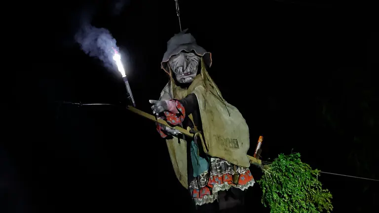 La “Bajada (o bajadica) de la Bruja” es el modo en el que dan comienzo las fiestas de Vidángoz, una de las siete villas del Valle de Roncal, en Navarra. EFE/ Jesús Diges