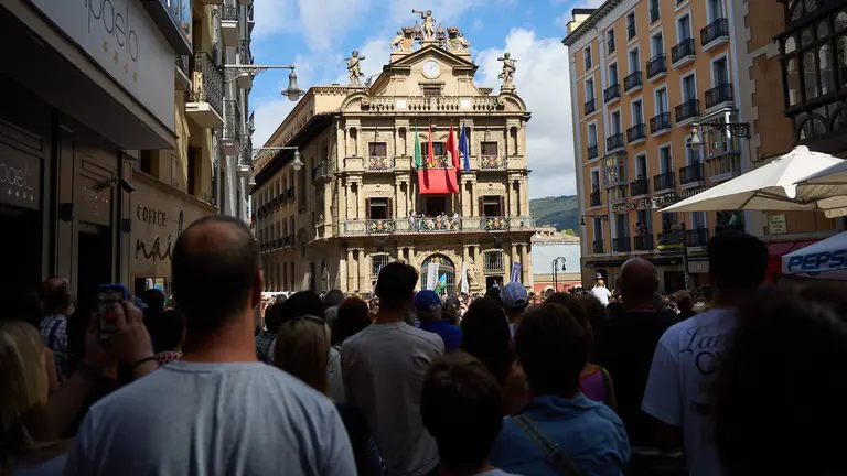 Actuación de Tomatito en el balcón del Ayuntamiento de Pamplona dentro del ciclo Calles, Balcones et Patios de la XII edición del festival Flamenco On Fire. IÑIGO ALZUGARAY