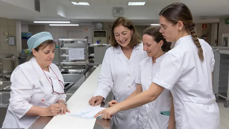 Carmen Guitart, directora corporativa del Servicio de Hospitalidad de la Clínica Universidad de Navarra, junto a otras profesionales del área. CLÍNICA UNIVERSIDAD DE NAVARRA
