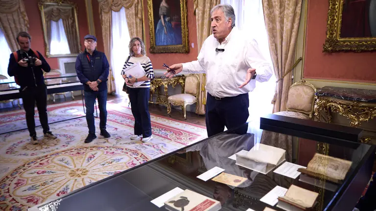 El alcalde de Pamplona, Joseba Asiron, guía la primera de las visitas guiadas que el Ayuntamiento organiza con motivo de la celebración del aniversario del Privilegio de la Unión. IÑIGO ALZUGARAY