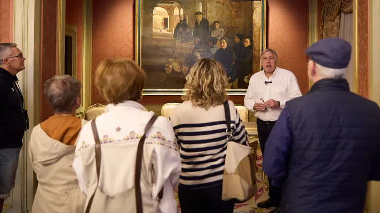 El alcalde de Pamplona, Joseba Asiron, guía la primera de las visitas guiadas que el Ayuntamiento organiza con motivo de la celebración del aniversario del Privilegio de la Unión. IÑIGO ALZUGARAY