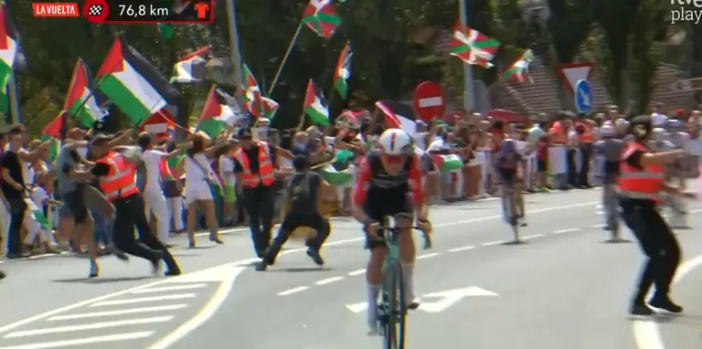 Captura de la imagen de RTVE del momento en el que intentan cortar la Vuelta Ciclista a España a su paso por Lumbier.