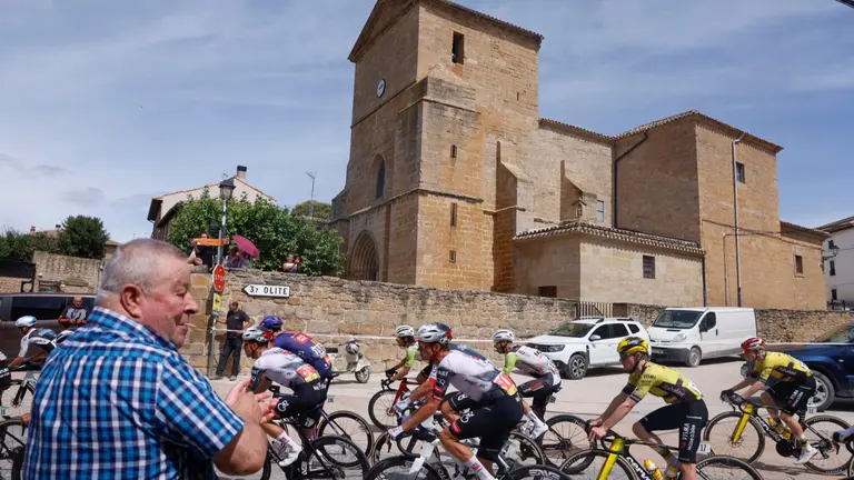 décima etapa de La Vuelta a España, disputada este martes entre el Parque de la Naturaleza Sendaviva (Navarra) y final en el Ferial Larra Belagua.- EFE/Javier Lizón
