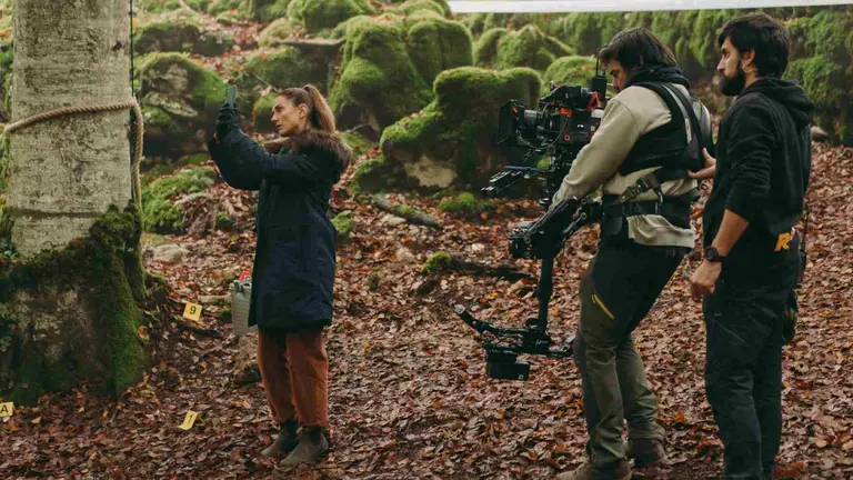 La actriz Megan Montaner durante el rodaje de una escena de la serie La Caza, rodada en la selva de Irati. MOVISTAR PLUS