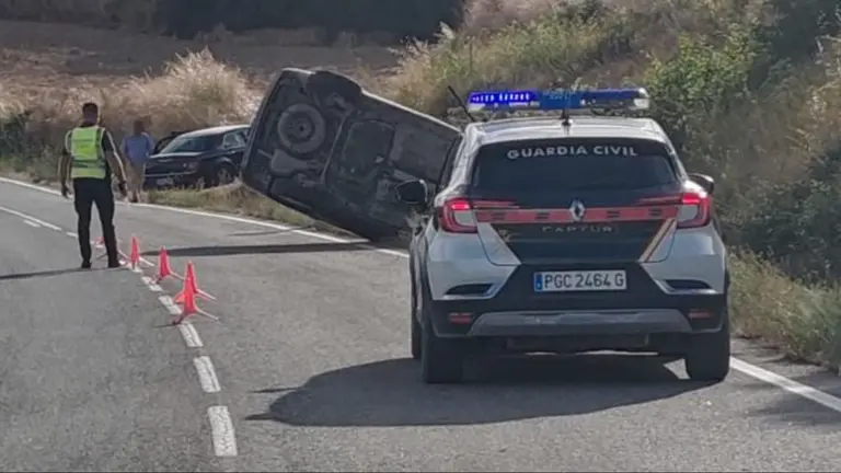 Siniestro Vial con vehículo volcado en Artajona. GUARDIA CIVIL