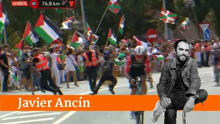 Un grupo de personas intenta parar la etapa de La Vuelta en Lumbier. NAVARRA.COM