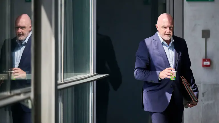 Javier Esparza de UPN en su llegada a la comparecencia para que la presidenta del Gobierno de Navarra, María Chivite , valore la aplicación de la Ley Foral 16/2019, de 26 de marzo, de reconocimiento y reparación de las víctimas por actos de motivación política provocados por grupos de extrema derecha o funcionarios públicos.  PABLO LASAOSA