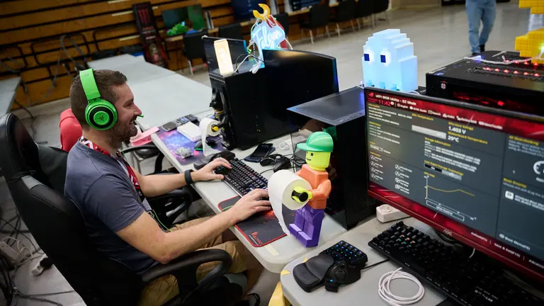 La Universidad Pública de Navarra organiza, junto con la Asociación Navarra para la Divulgación de la Tecnología (ANDITEC), la octava edición del evento tecnológico Navarra LAN Party. PABLO LASAOSA