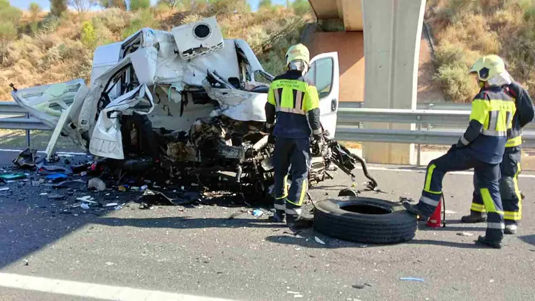 Agentes de bomberos ante la furgoneta siniestrada. BOMBEROS DE NAVARRA