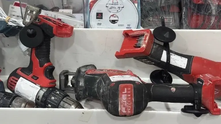 Parte de las herramientas robadas y localizadas en una tienda de segunda mano.
- POLICÍA FORAL