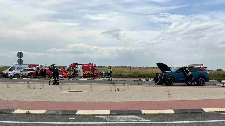 Ambulancias y bomberos atienden el accidente ocurrido en la N-121 a la altura de Caparroso. PABLO LASAOSA