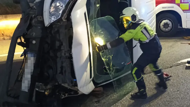 Imagen de cómo ha quedado uno de los vehículos accidentados en Ribaforada. BOMBEROS DE NAVARRA