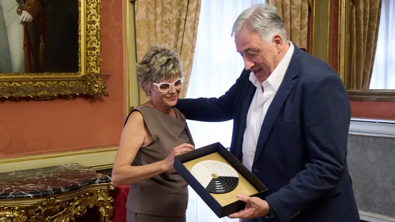 Acto de entrega del Pañuelo de Pamplona 2025 concedido a título póstumo a Mari Ganuza Senosiáin y que ha recogido su familia. IÑIGO ALZUGARAY