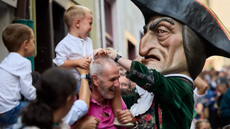 La Comparsa de Gigantes y Cabezudos acompaña a la Corporación municipal hacia la Catedral para celebrar el Privilegio de la Unión de Pamplona. IÑIGO ALZUGARAY