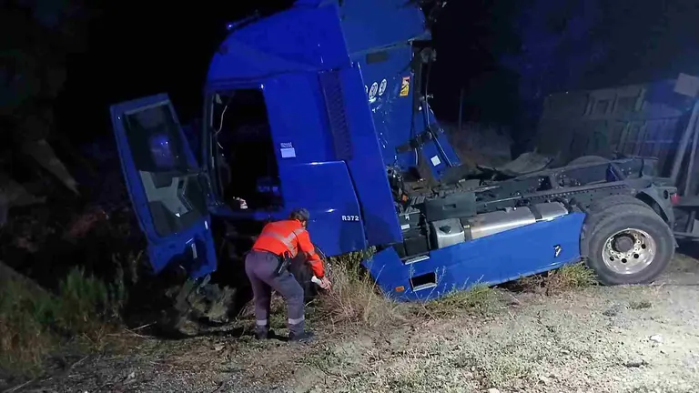 Un agente de la Policía Foral realizando el atestado del trágico accidente. POLICÍA FORAL
