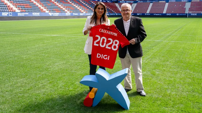 Isabel Moreno, directora territorial Ebro de CaixaBank, y Luis Sabalza, presidente deL Club Atlético Osasuna en el estadio El Sadar. CAIXABANK