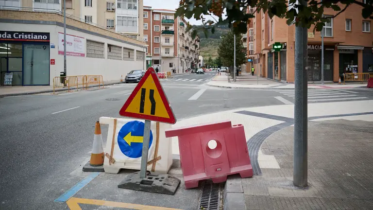 La Gerencia y la Comisión de Urbanismo visitan las obras de mejora de la caminabilidad que se están llevando a cabo en la calle Ansoáin. PABLO LASAOSA