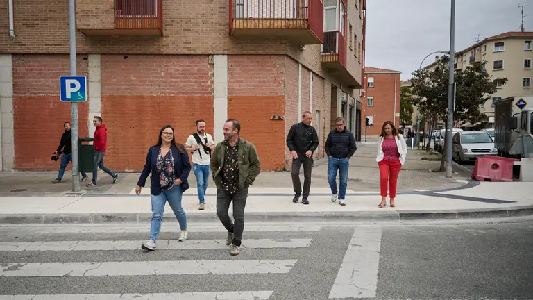 La Gerencia y la Comisión de Urbanismo visitan las obras de mejora de la caminabilidad que se están llevando a cabo en la calle Ansoáin. PABLO LASAOSA
