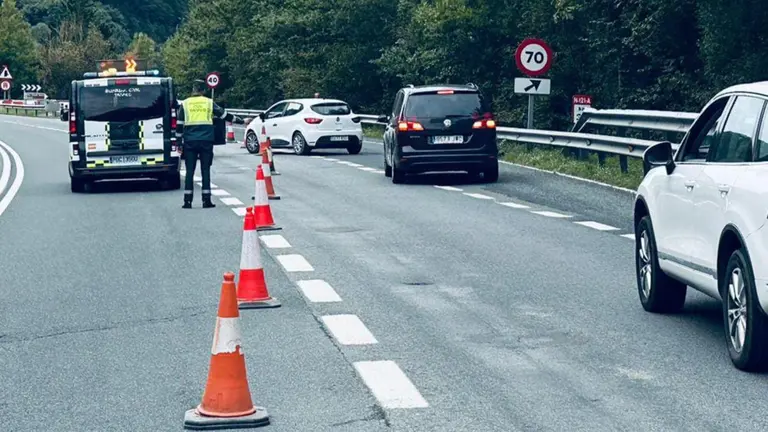 La avería de un camión obliga a cortar la N-121-A en ambos sentidos. GUARDIA CIVIL
