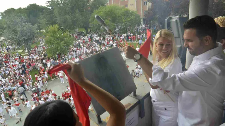 El alcalde de Zizur, Jon Gondan, en el chupinazo de la localidad. AYUNTAMIENTO DE ZIZUR