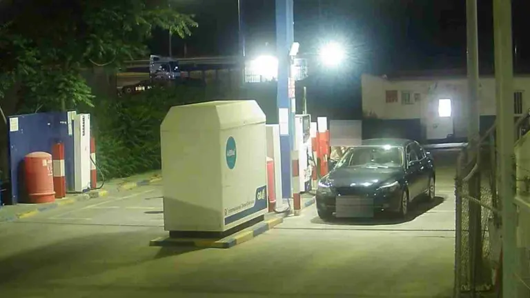 El detenido (pixelado en la imagen) llena el depósito de combustible de un coche en una gasolinera. GUARDIA CIVIL