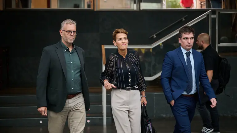 La presidenta Chivite minutos antes de comenzar el pleno del Parlamento. PABLO LASAOSA