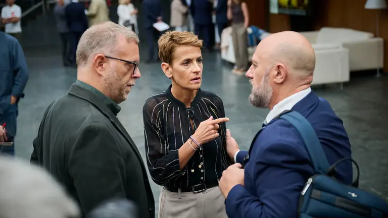 La presidenta Chivite minutos antes de comenzar el pleno del Parlamento. PABLO LASAOSA