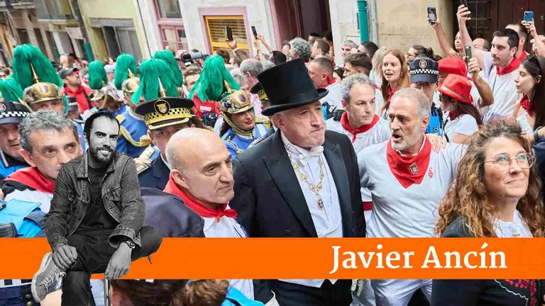El alcalde de Pamplona escoltado en la procesión de San Fermín. NAVARRA.COM