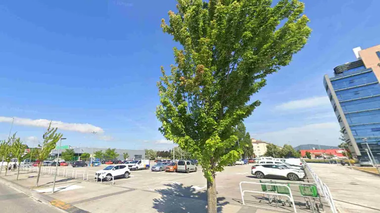 Aparcamiento gratuito de Buztintxuri sobre el que se levantará un edificio de 80 viviendas. GOOGLEMAPS