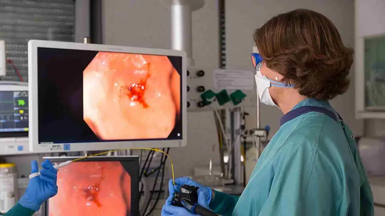 La Dra. Maite Herráiz durante la realización de un procedimiento médico en el Departamento de Digestivo. CUN