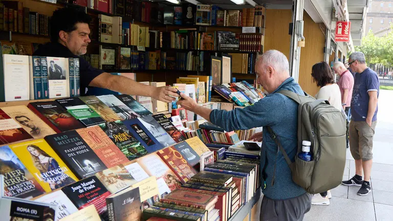 Feria del libro Antiguo y de Ocasión en la plaza del Castillo de Pamplona. IÑIGO ALZUGARAY
