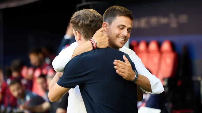 Alessio Lisci (entrenador CA Osasuna) y Iñigo Pérez (entrenador Rayo Vallecano) durante el partido de La Liga EA Sports entre CA Osasuna y Rayo Vallecano disputado en el estadio de El Sadar en Pamplona. IÑIGO ALZUGARAY