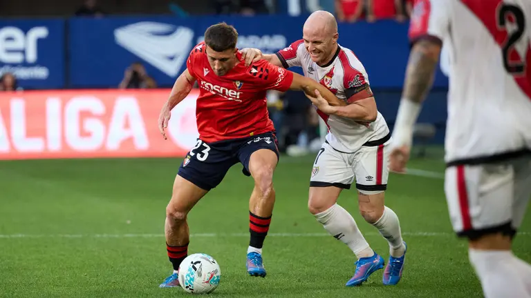 Óscar Valentín (23. Rayo Vallecano) y Isi Palazón (7. Rayo Vallecano) durante el partido de La Liga EA Sports entre CA Osasuna y Rayo Vallecano disputado en el estadio de El Sadar en Pamplona. IÑIGO ALZUGARAY