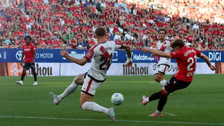 Florian Lejeune (24. Rayo Vallecano) y Víctor Muñoz (21. CA Osasuna) durante el partido de La Liga EA Sports entre CA Osasuna y Rayo Vallecano disputado en el estadio de El Sadar en Pamplona. IÑIGO ALZUGARAY
