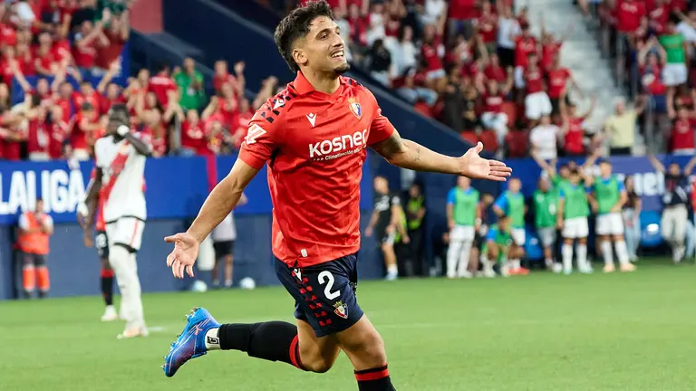 Los jugadores de Osasuna celebran el gol de Iker Benito (2-0) durante el partido de La Liga EA Sports entre CA Osasuna y Rayo Vallecano disputado en el estadio de El Sadar en Pamplona. IÑIGO ALZUGARAY
