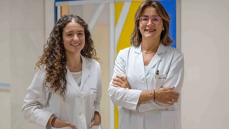Las doctoras Covadona Canga y Azucena Díez, especialista y directora, respectivamente, de la Unidad de Psiquiatría Infantil y Adolescente de la Clínica Universidad de Navarra.