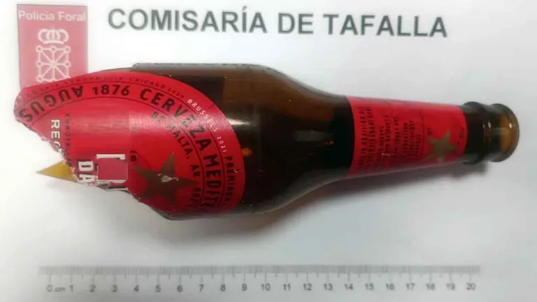 Botella rota decomisada al detenido en Peralta.