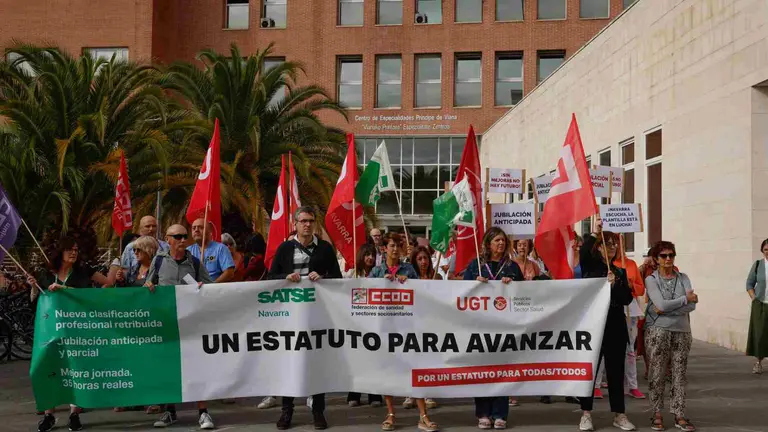 Medio centenar de personas, convocadas por CC.OO, SATSE y UGT, se han concentrado este martes en la explanada del Centro de Consultas Externas Príncipe de Viana en el marco de una jornada de protestas por la negociación del Estatuto Marco. EFE/ Villar López