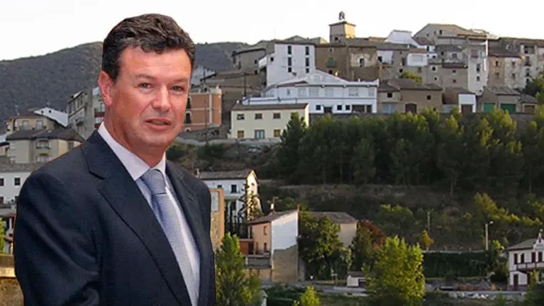 Una imagen del actual alcalde de Cáseda, Jesús Esparza, sobre un fondo de la localidad navarra. ARCHIVO