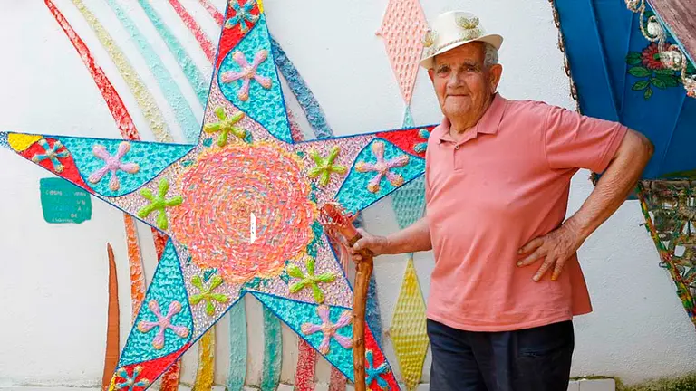 El artista Ticiano Heras posa junto a una de sus obras. UNIVERSO TICIANO