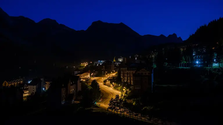 Vista general del nuevo alumbrado en Candanchú, con luminarias Pescador LED 2200 K y columnas técnicas Atlas, diseñadas para resistir las condiciones extremas de alta montaña.
