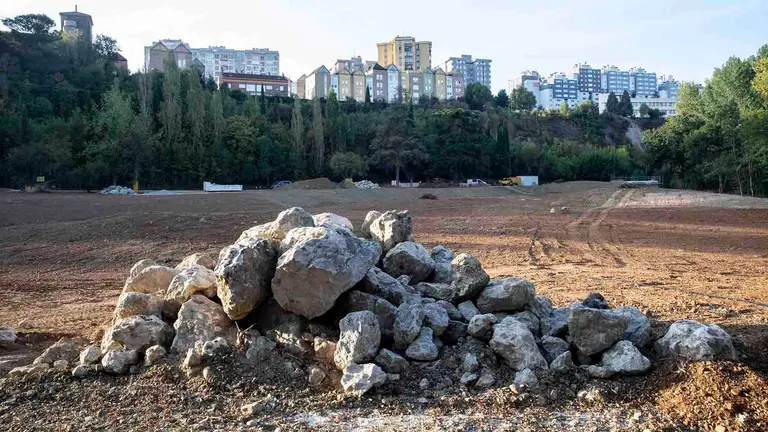 La reserva fluvial del molino de Ilundáin toma forma con la limpieza del canal y los movimientos de tierra para conformar la nueva topografía inundable.