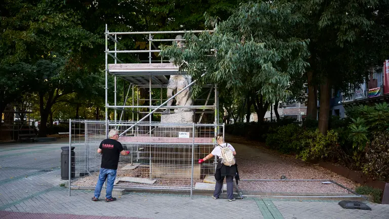 Preparación de la restauración de las estátuas del Paseo Sarasate. PABLO LASAOSA